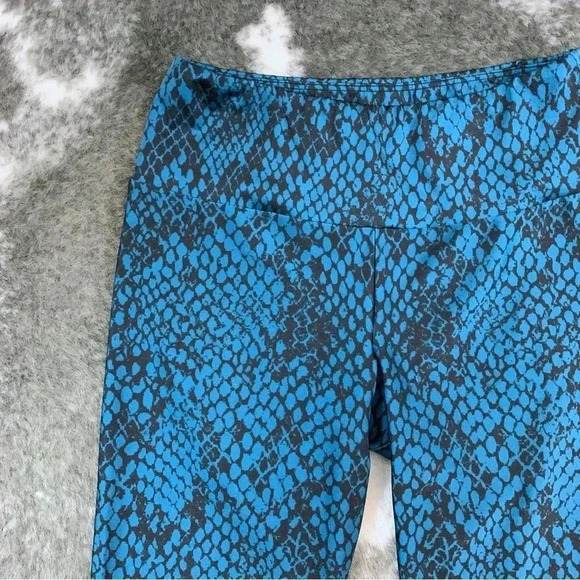 Goldsheep Snake Print Crop Leggings - Picture 4 of 13